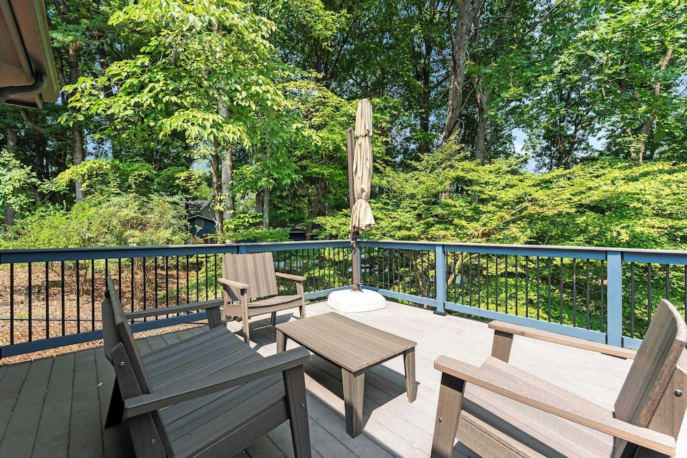 Cove's End by Avantstay Dock, Game Room, Fire Pit & Forest Views