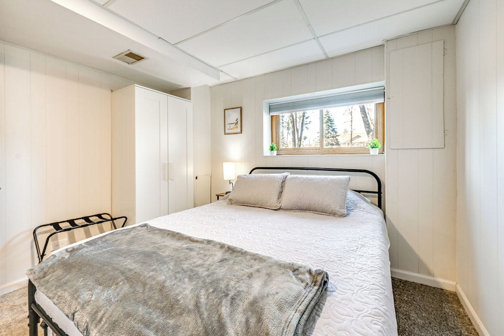 Boat Dock, Hot Tub & Deck: Lakefront Nekoosa Home!