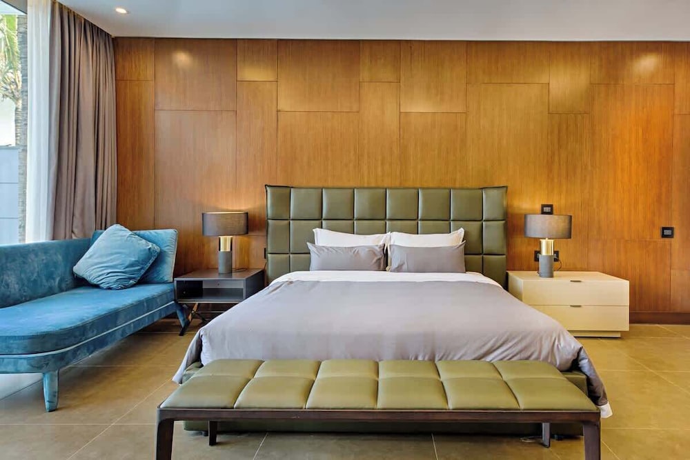 Oceanfront Elegance: 7-br Villa in Luxury Resort