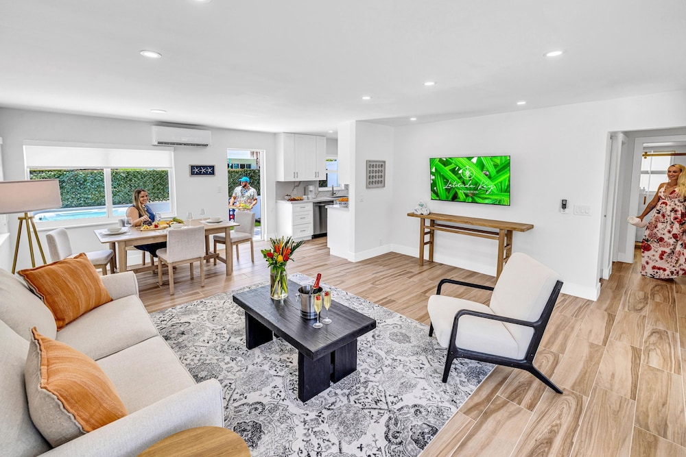 Beach Condo King Bed Lush Patio w BBQ Birch Key Two