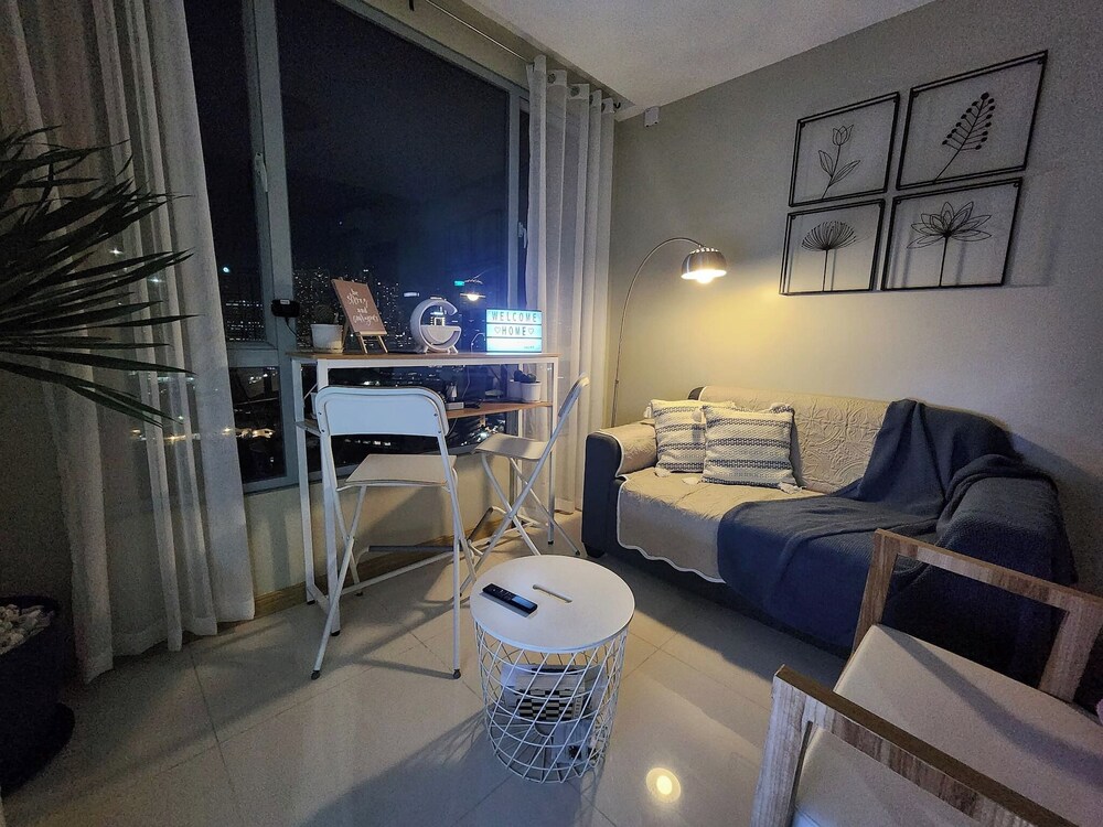 Cozy 1BR Condo in Mandaluyong City With City Skyline View