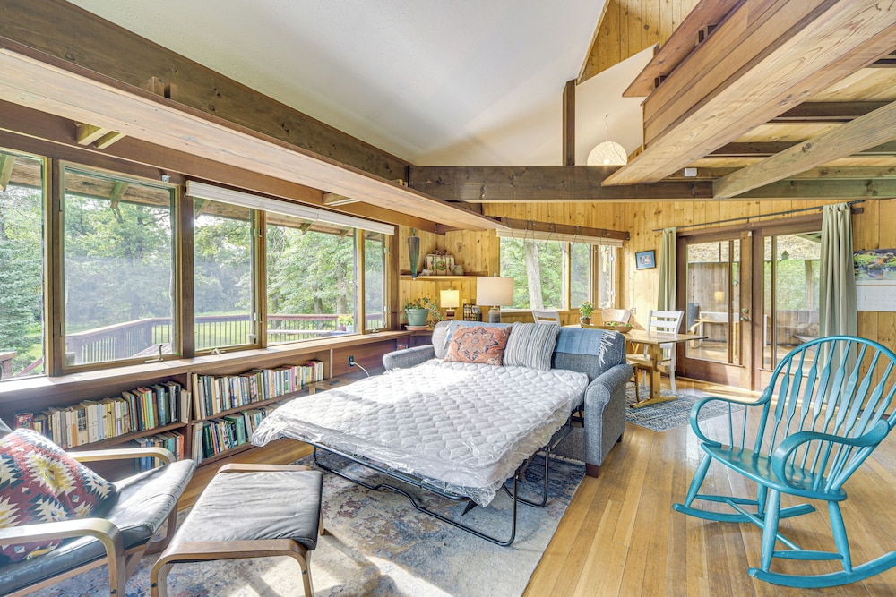 Sauna & Screened Porch: Otter Creek Getaway!
