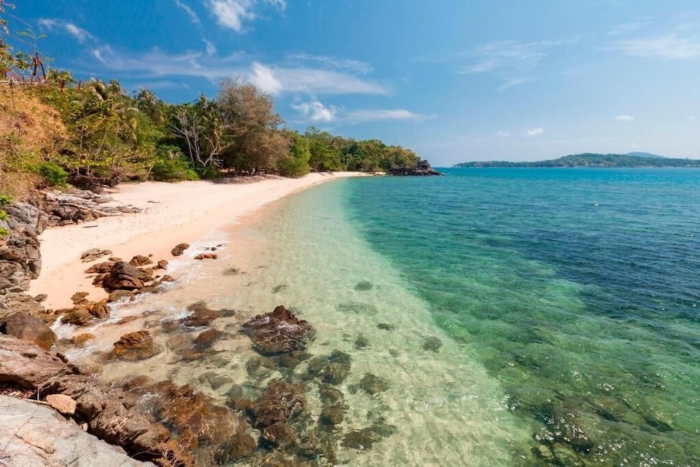 Baan Khunying – Secluded Phuket Beachfront Villa