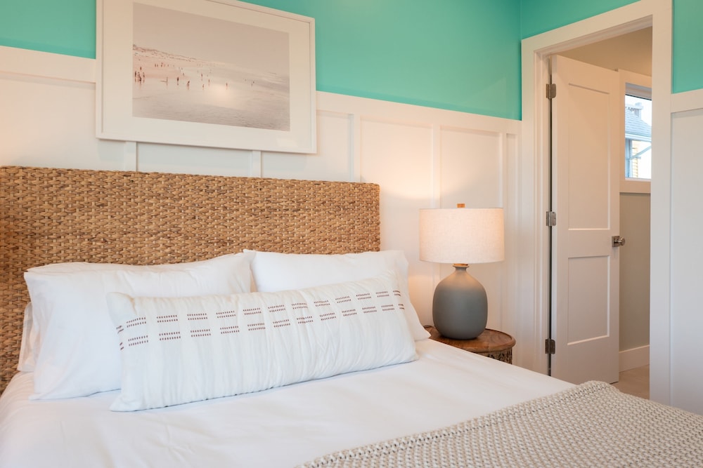 Ocean's Eye by Avantstay Beach Front Home w/ Roof Top, Pool & Putting Green! view 4
