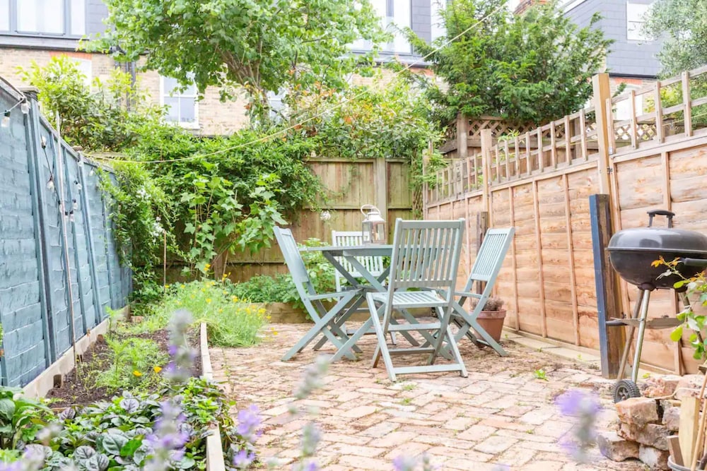 Newly Renovated 2 Bedroom Apartment in Earlsfield With Garden