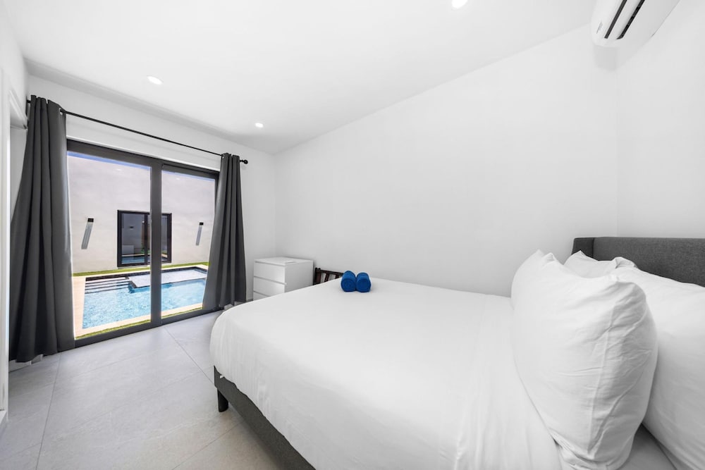 Brand NEW Villa Central Location Private Pool