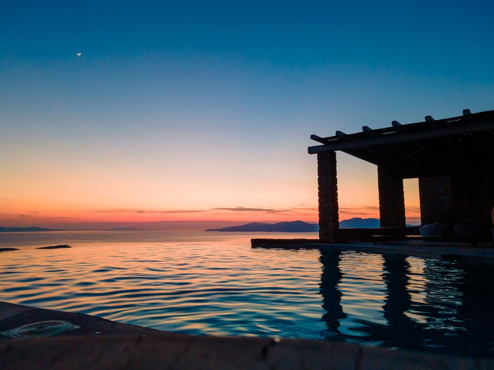 Kounoupas Complex by Mykonos Rocks