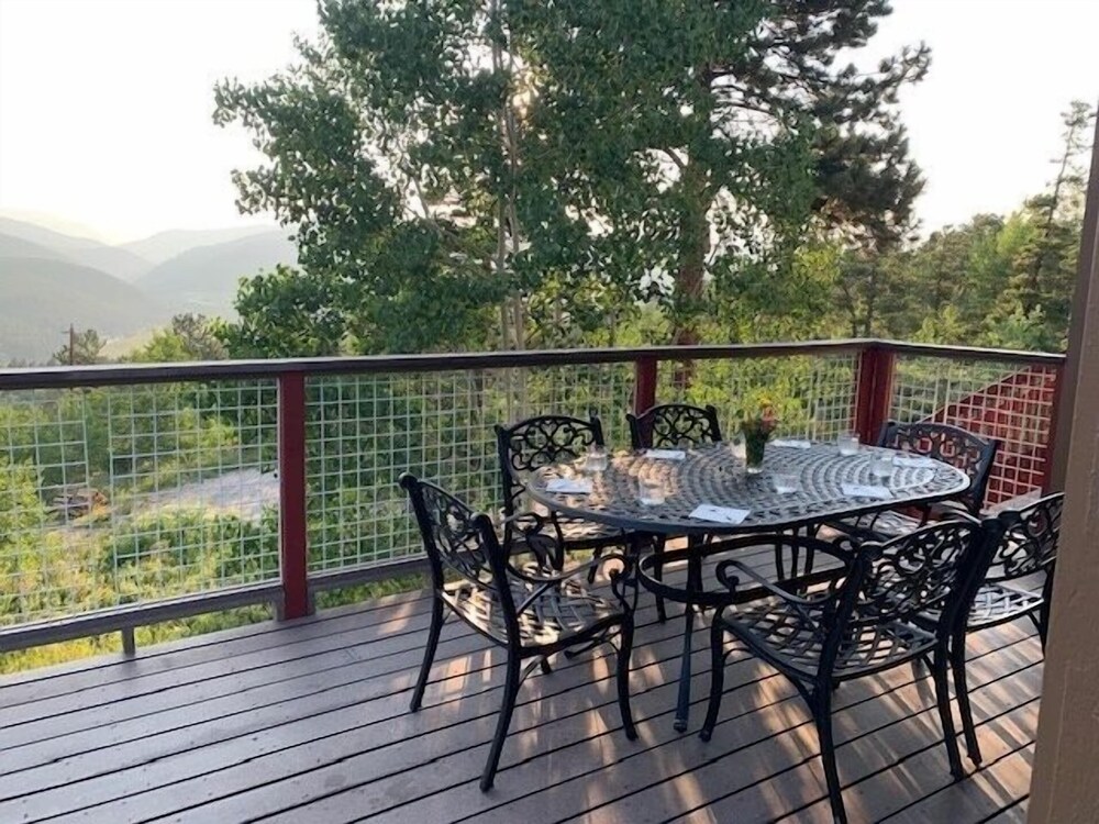 Mountain View Retreat 4 Bedroom Home by RedAwning view 3