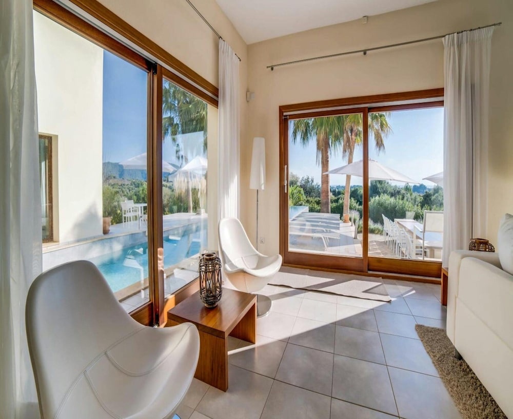 Spacious Villa With Infinity Pool