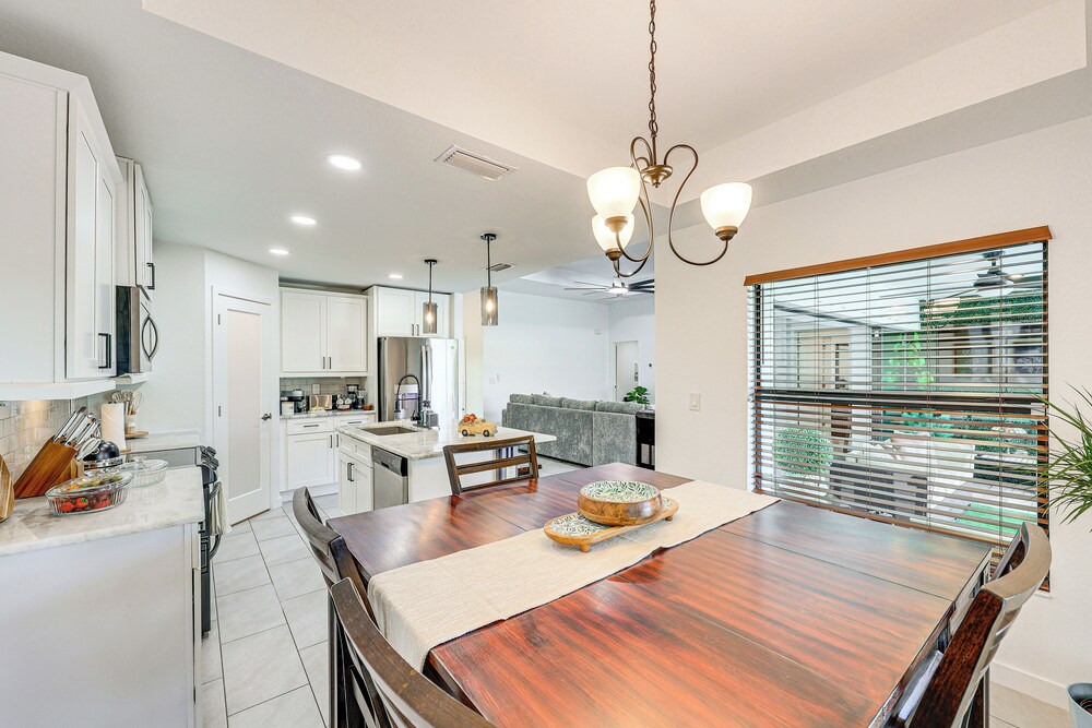 Poolside Oasis & Outdoor Kitchen: Cape Coral Home