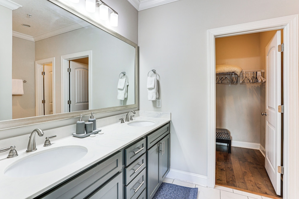3 Mi to Pier Village: Dog-friendly St Simons Home!