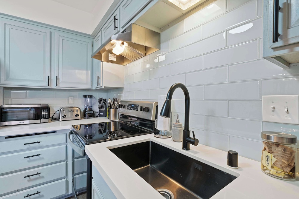 The 14th Fairway Delight 4Bd W/community Pool!