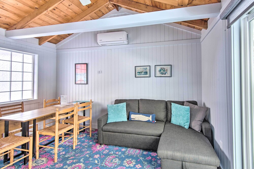 Charming Jacuzzi-suite - Walk to Parson's Beach! view 2