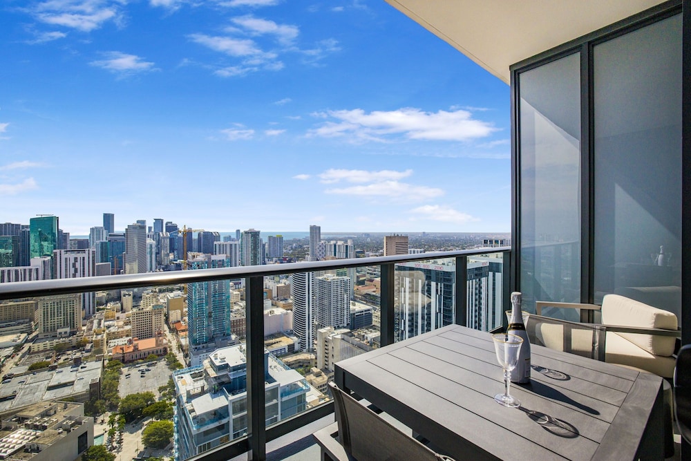 Lux Studio W City Views and Pool
