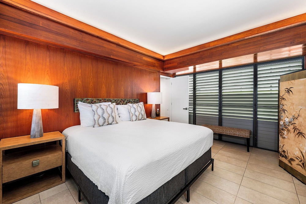 Oceanfront Elegance 2BR w/ Panoramic Views, Pool, Lanai + Concierge - Vrkcv