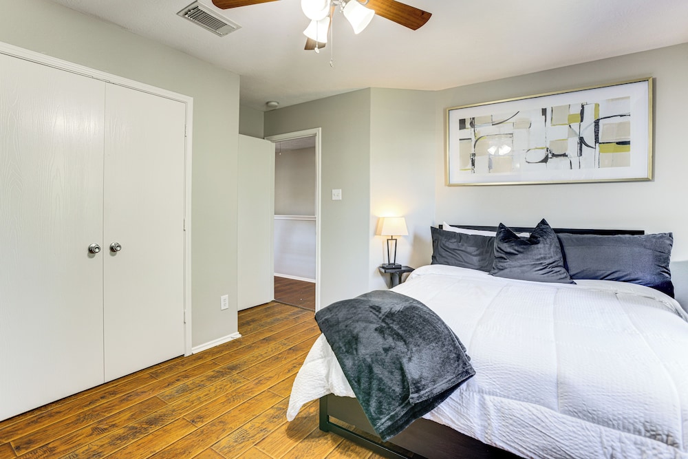 Solar-powered Home w/ & Game Room & Gym in Houston