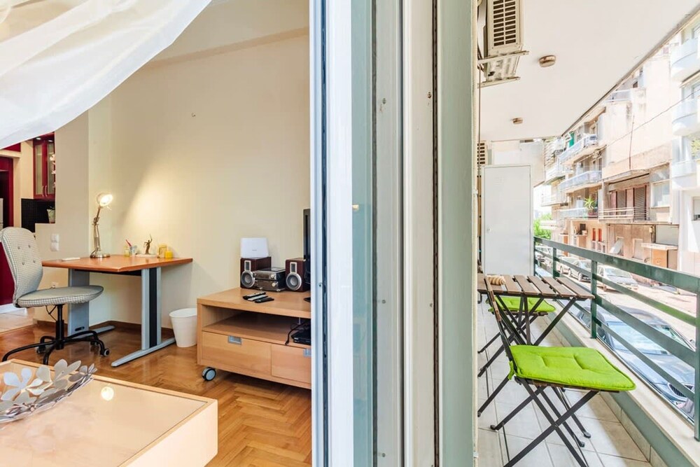 Athens Strawberry Hideaway - City Chic Retreat