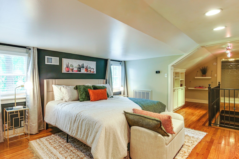 2 Mi to Memphis Zoo: Charming Home w/ Private Yard