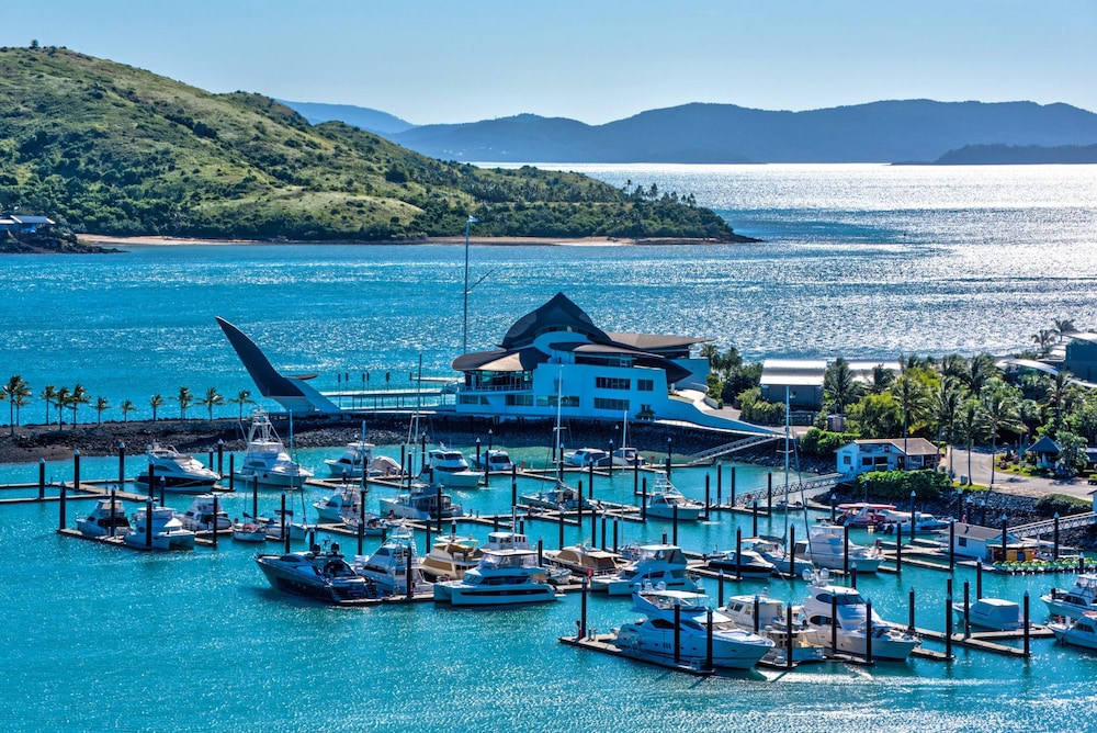 The Boathouse - Luxury Holiday Home with Jacuzzi