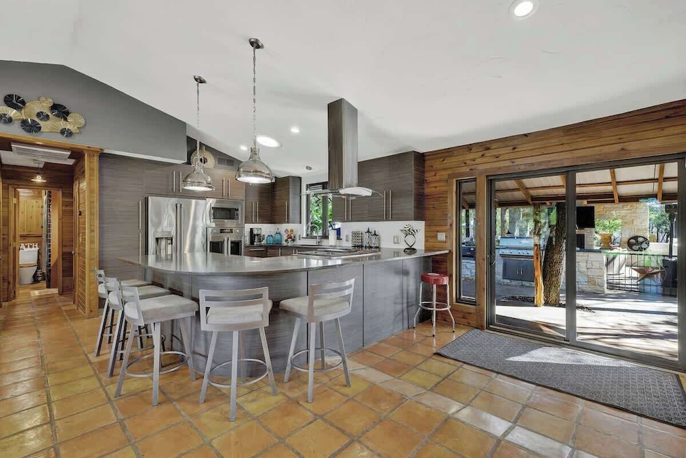 Terracotta Retreat/ Sleeps 30!