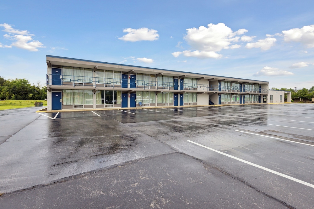 Relax inn by OYO Greeneville Near Hwy US-321