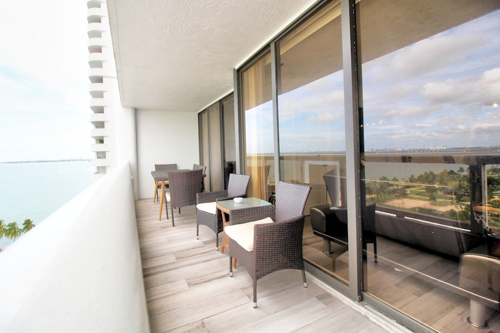 Hotel Tranquility on the Bay - Image 1