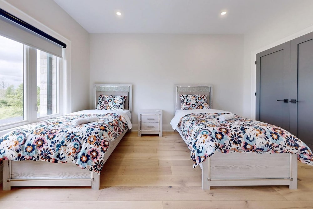 Lucky Mansion Luxury Villa in Fort Erie