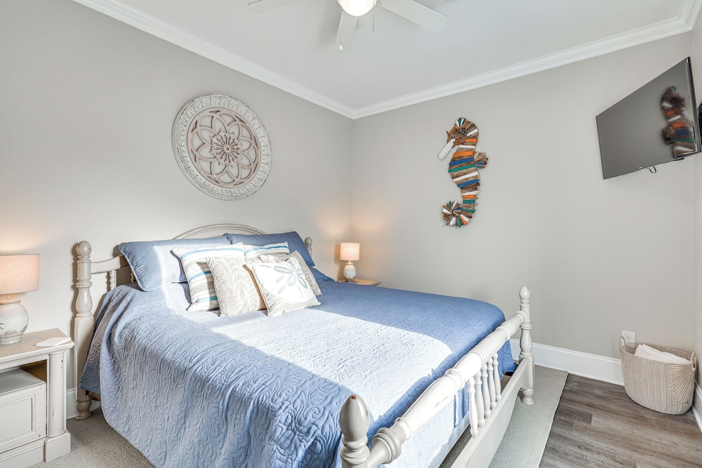 2 Mi to Long Beach: Home w/ Patio & Putting Green!
