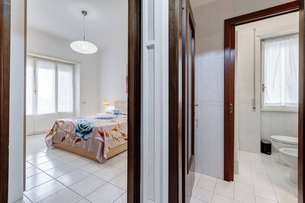 Cozy 2-Bedroom Flat with Balcony