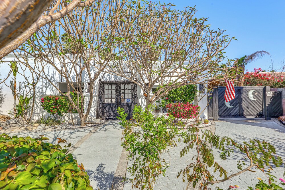 Golf, Shop & Hike: Sleek Rancho Mirage Studio