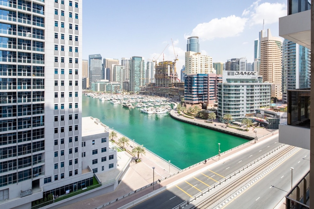 Sophisticated 2BR in Dubai Marina - Your Dream Destination!