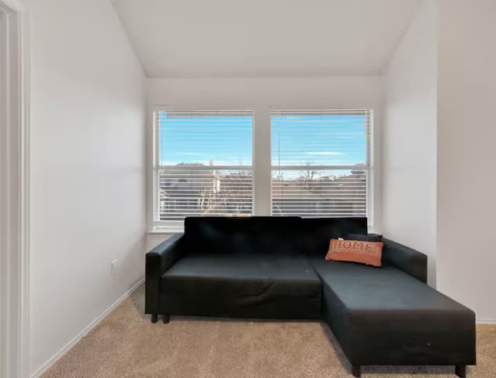 Frisco Castle 3BR Garage Parking Gated Backyard