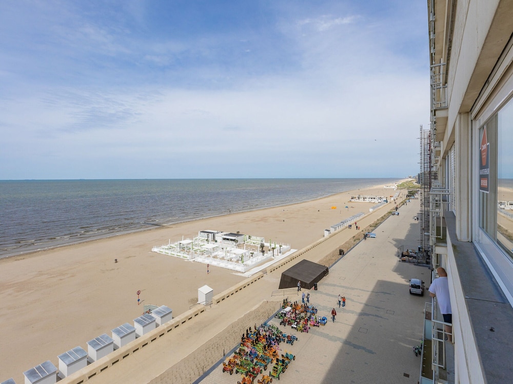Bright Apartment With Frontal sea View