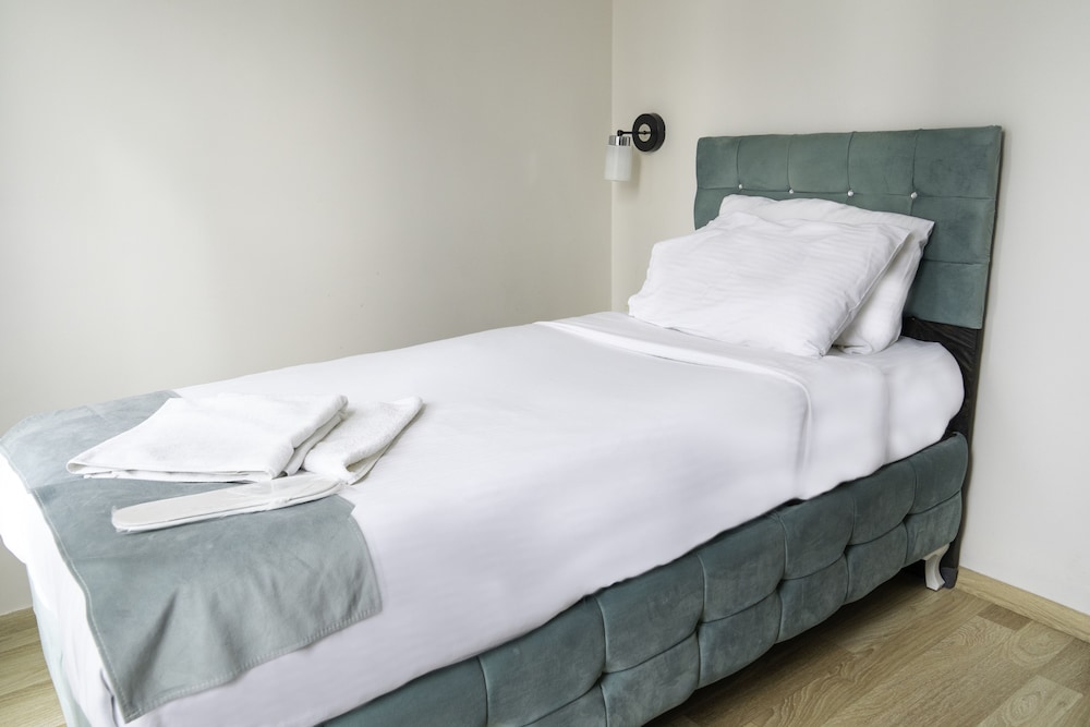 Loss Hotel - Image 40