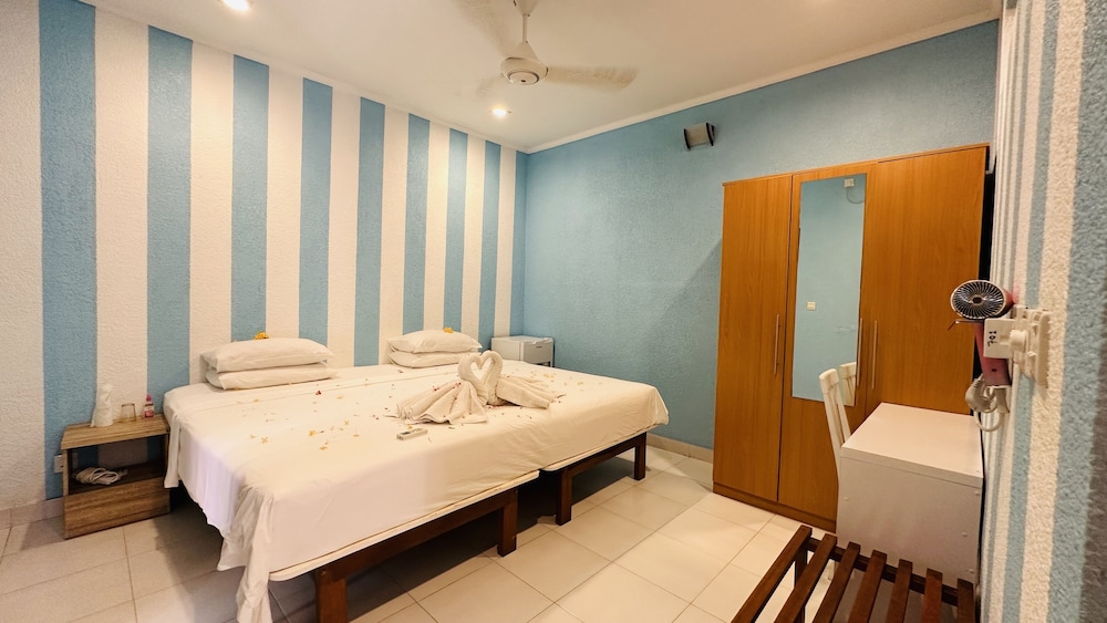 Midsummer Thulusdhoo view 5