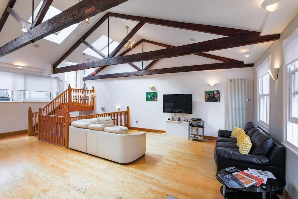 Specious Family Kensington 5-bed House, Sleeps 12