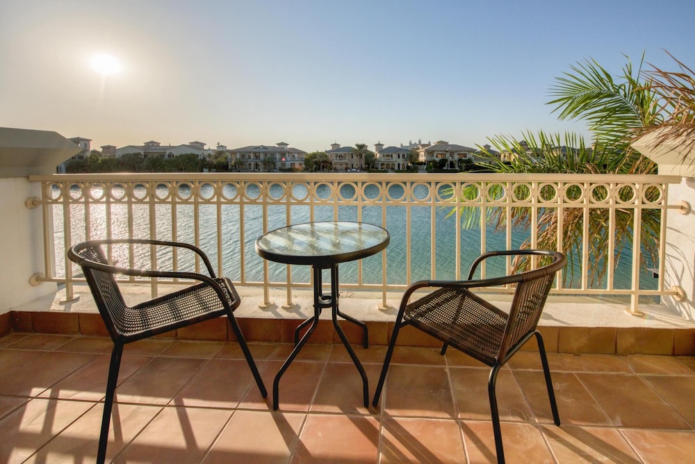 Glamourous Beachfront Villa on The Palm w Pool