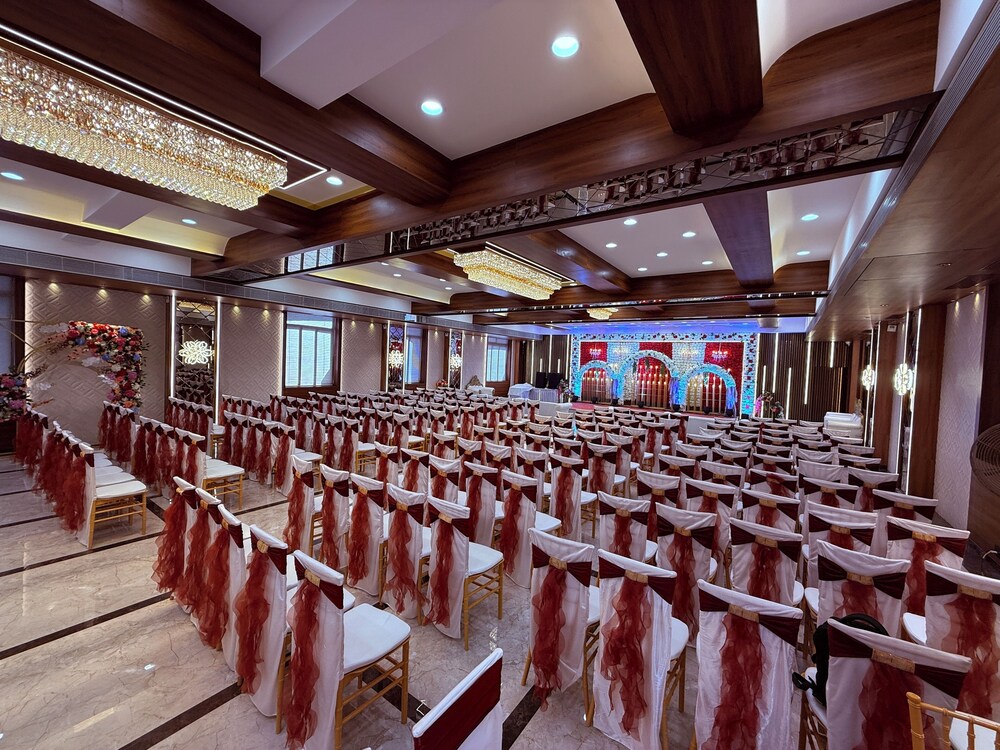 Hotel Saffron Grand Thane