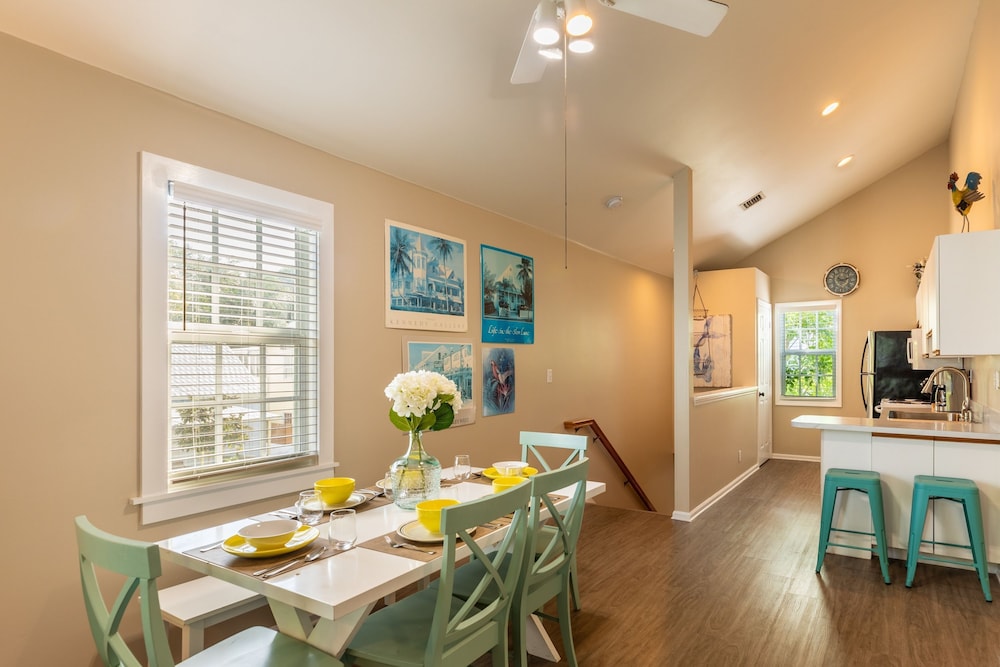 Parrot Perch by Avantstay Old Town Key West w Shared Pool Week Long Stays Only