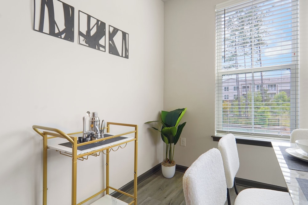 Luxe King 3BR Suite in North Raleigh