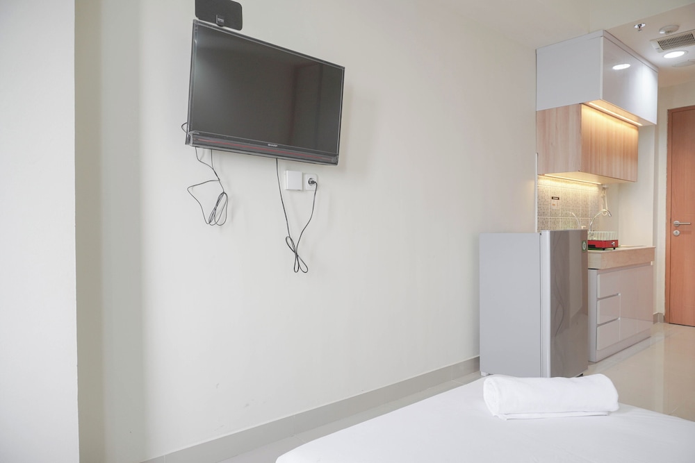 Warm And Comfort Studio At Evenciio Margonda Apartment