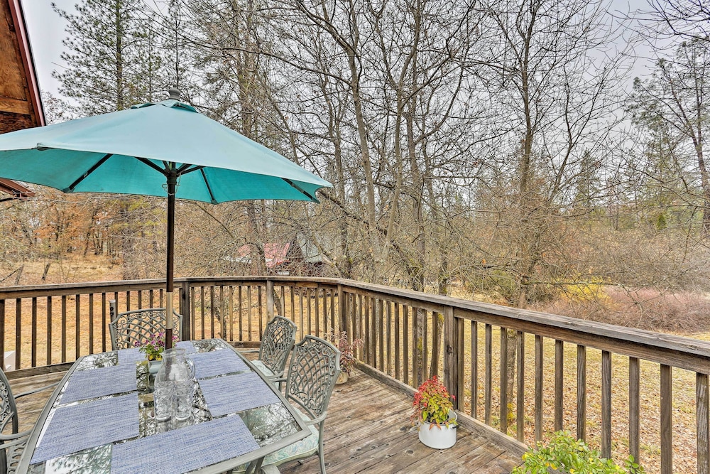 Peaceful Shasta Cascade Getaway on 15-acre Ranch!