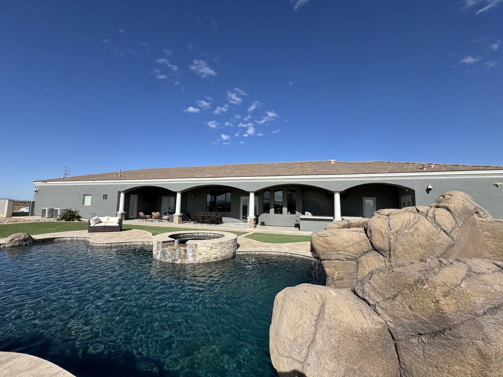 Luxury Home With Slide Pool/spa/movie Theatre 5 Bedroom Home