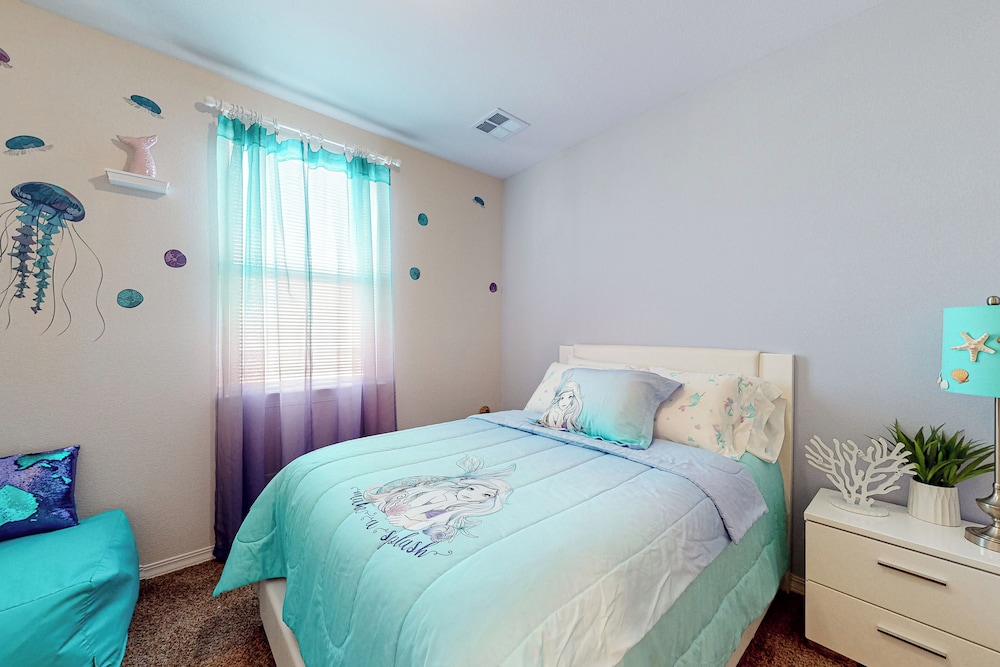 4BR w/ Private Yard, Outdoor Games, Grill, & W & D