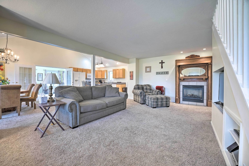 Beautiful Irish Hills Farmhouse w/ Fire Pit!