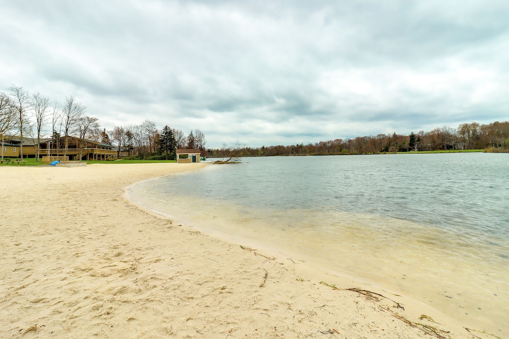 Lovely Tobyhanna Getaway w/ Game Room & Fire Pit!