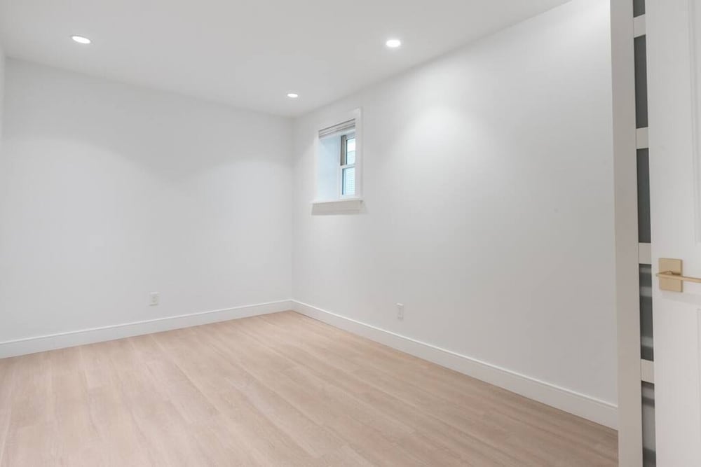 Commercial Drive New 3 Bdrm Home 2 Flex Rooms -5 min to Downtown 22km Seawall