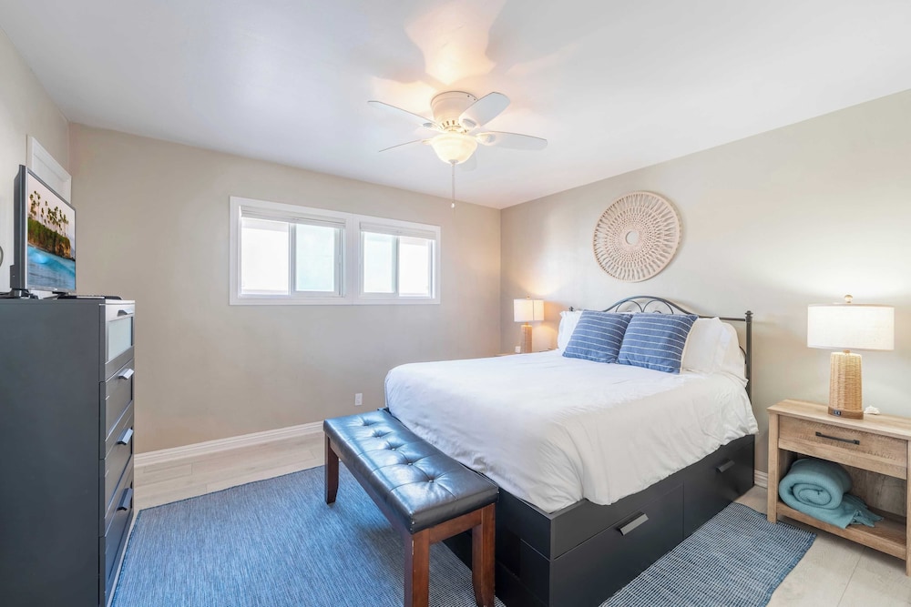 Sleeps 18 Dock, Walk to Beach, Balboa Fun Zone & Dining Edgewater Place