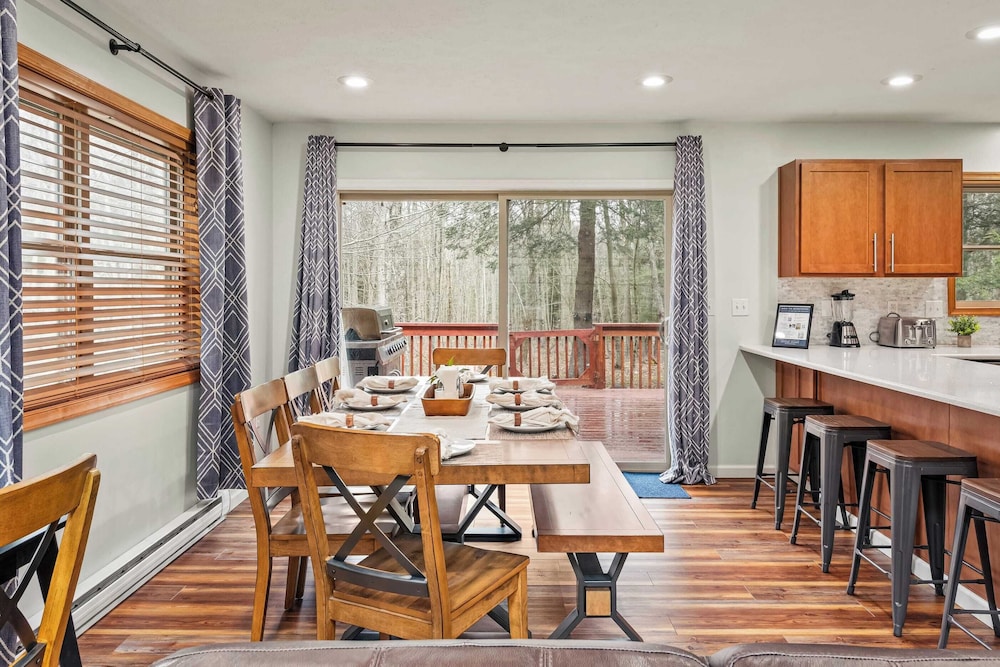 Rustic-chic Escape w/ Hot Tub, Fireplace & Nature Views Pine Woods Loft