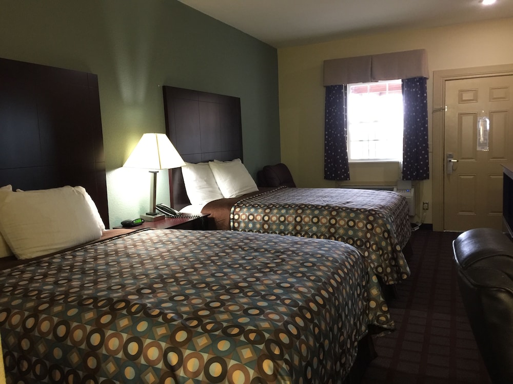 Pearsall Inn & Suites